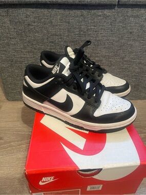 Nike Black/White Low-Top Sneakers
